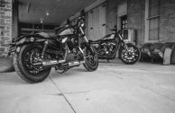 OI HARLEY-DAVIDSON DARK CUSTOM ΜΟΤΟΣΙΚΛΕΤΕΣ ΟΔΗΓΟΥΝ ΚΑΘΕ ΕΠΑΝΑΣΤΑΤΙΚΗ ΨΥΧΗ